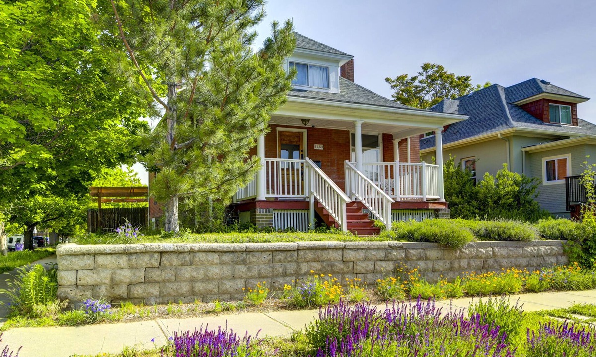 Sunnyside House | Clean & Cozy Kid-Friendly Home Near Downtown, Highlands, Hwy, Free WiFi
