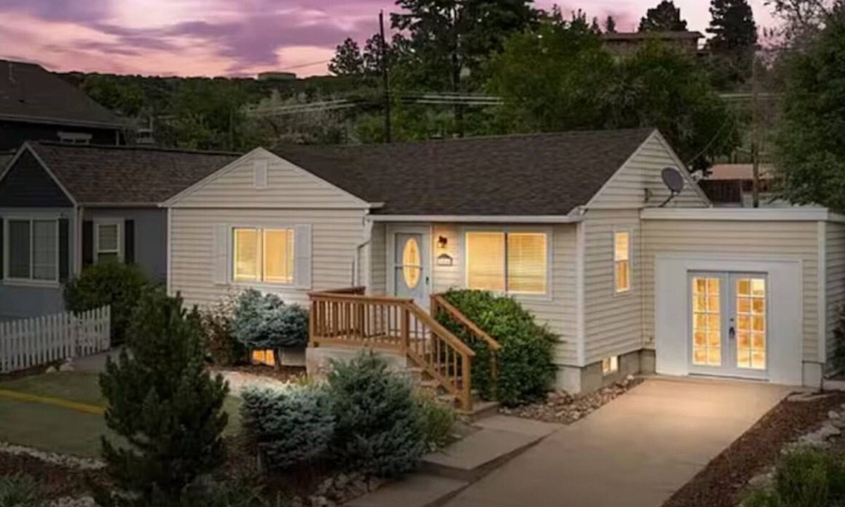 Castle Rock House | Come to the Hideaway, where downtown Castle Rock is a walk away!