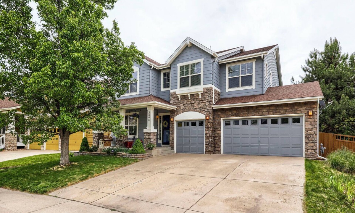 The Meadows House | Comfy 4-Bedroom House in Castle Rock with Priv. Fenced-in Backyard/Dog Friendly.