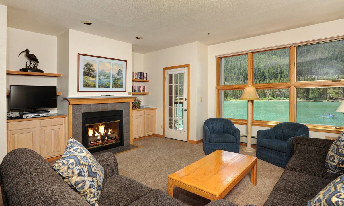 Lakeside Village Condo | Condo with Fireplace and Balcony Near the Lake