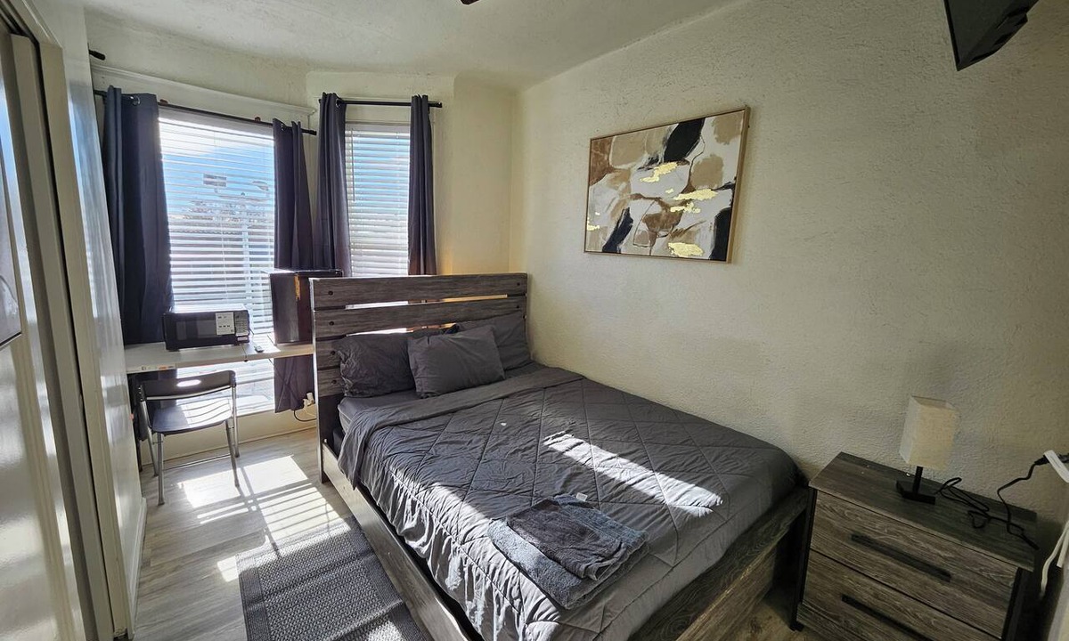 West Colfax House | Continental private bedroom/bathroom Rm4
