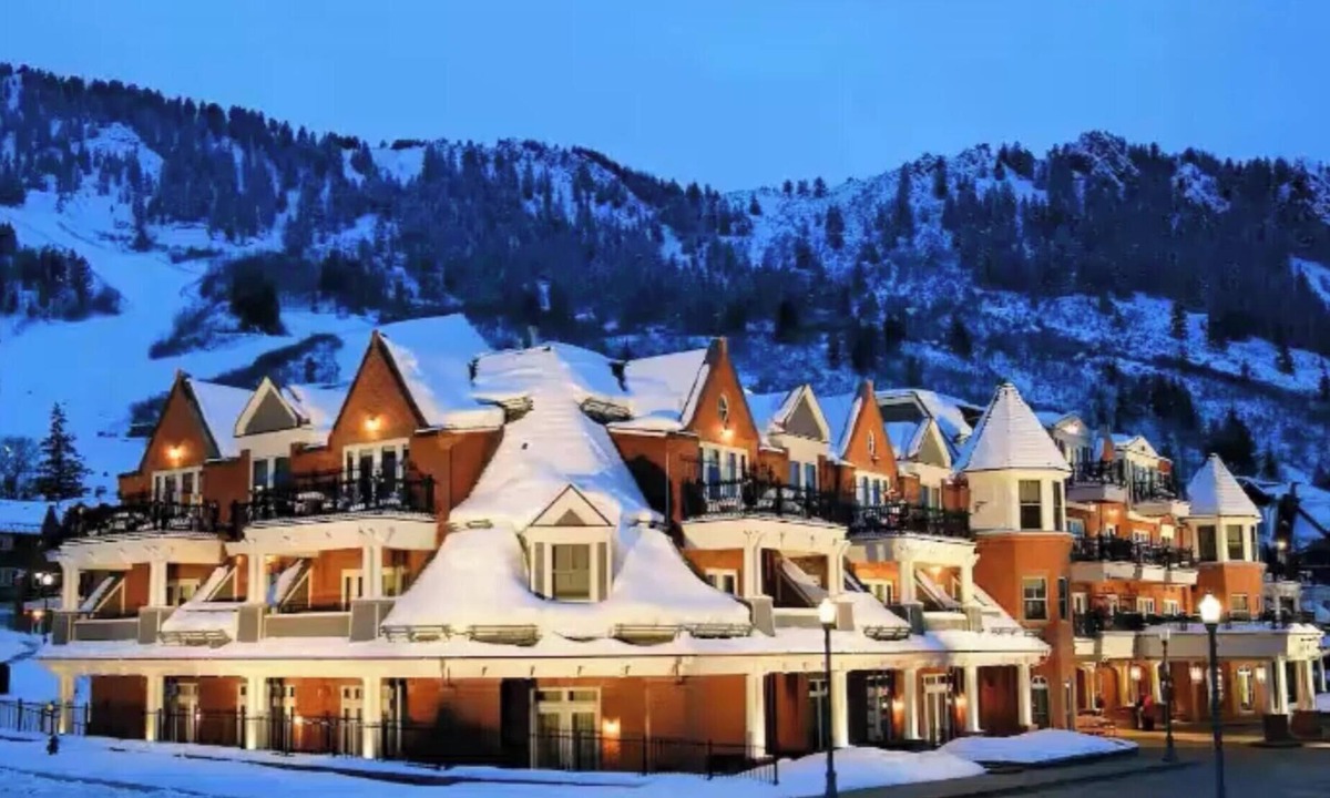 Aspen Resort | Cozy 1-bedroom resort in beautiful Aspen with fitness room - walk to slopes