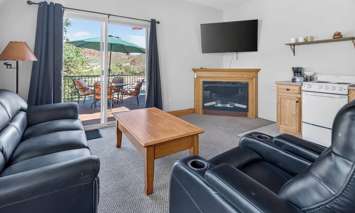 Fort Collins Apartment | Cozy 1BR Retreat with Deck, Views & Jetted Tub