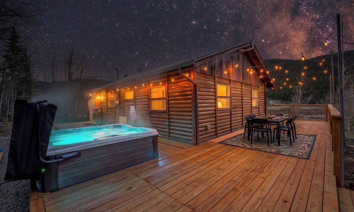 Alma House | Cozy 2BR Mountain Cabin, Hot Tub, Fire Pit, Yoga, 20 Min to Breck