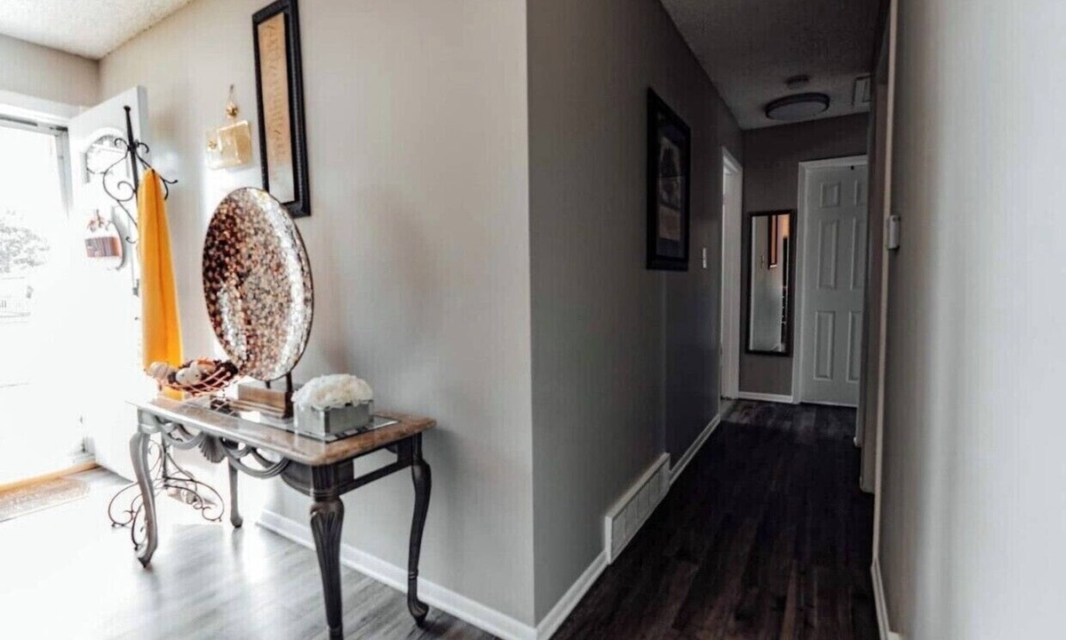 Aurora House | Cozy 5-Bedroom Home in Aurora! Perfect blend of comfort & convenience