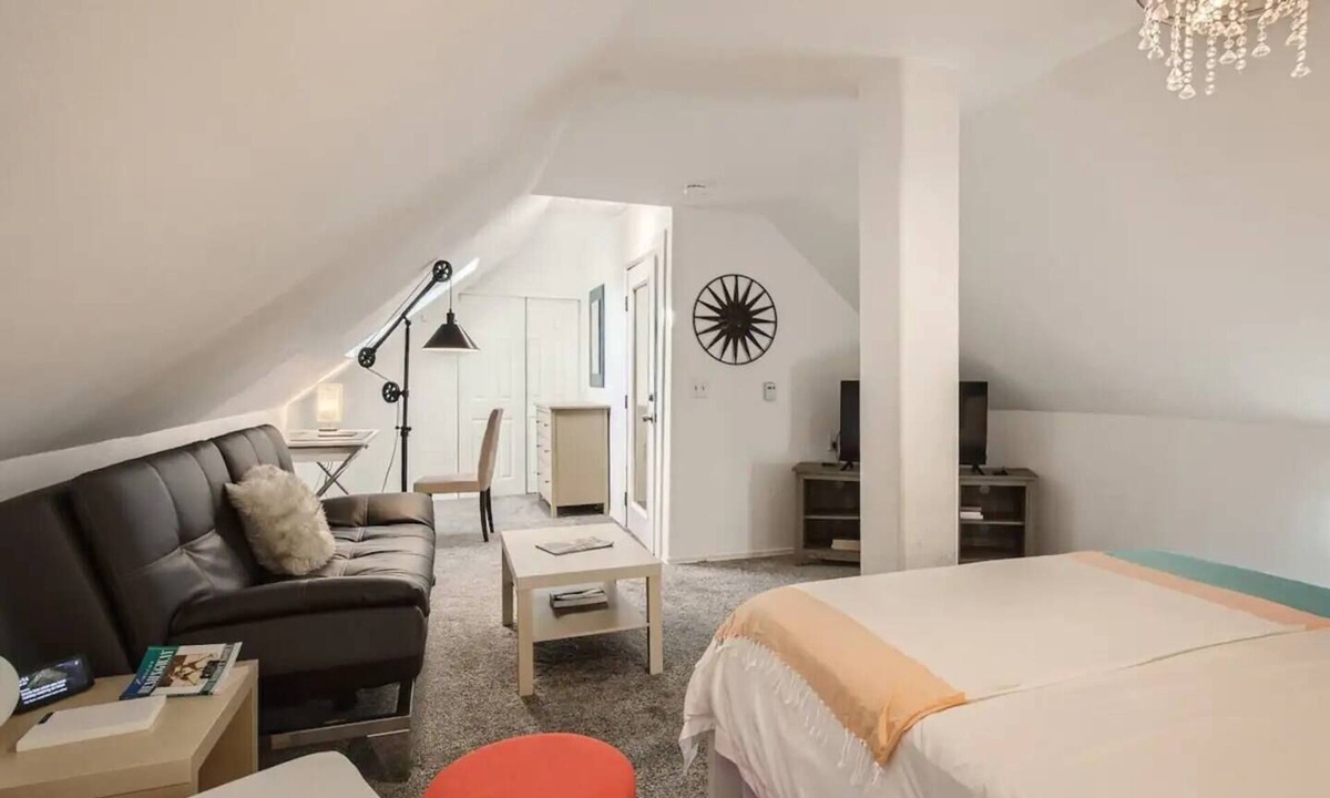 Baker Apartment | Cozy Bright 2nd Floor Guest Suite - Pet Friendly!nn