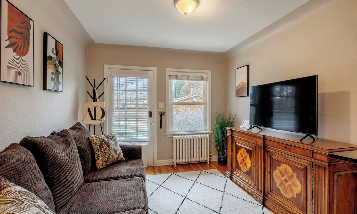 Sloan Lake Condo | Cozy Condo steps from Sloan's Lake in Denver. 2 bedrooms-1 bed