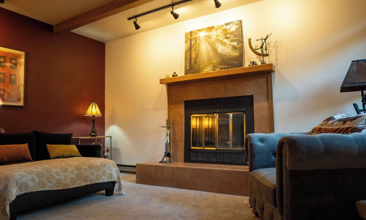 Hillcrest Estates Condo | Cozy Condo w/Trails out Back w/Hot Tub & Sauna - Near Downtown, FLC & Golfing