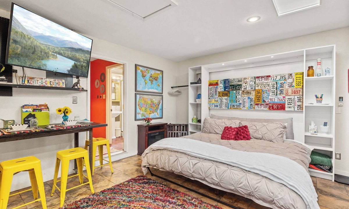 Barths Apartment | Cozy King by Red Rocks & Downtown Denver