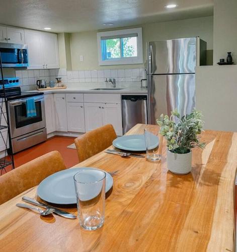 Whittier Heights House | Cozy One Bed Suite in the Heart of Ballard