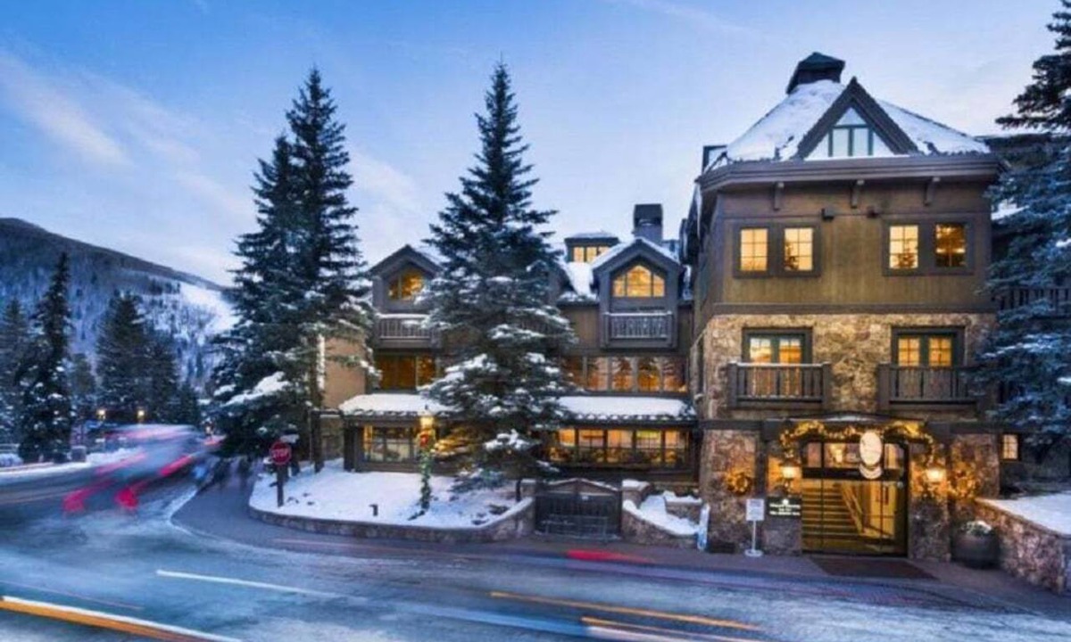 Vail Hotel | Cozy room with 2 Queens at Gravity Haus in the heart of Vail Village - walk to ski lifts!
