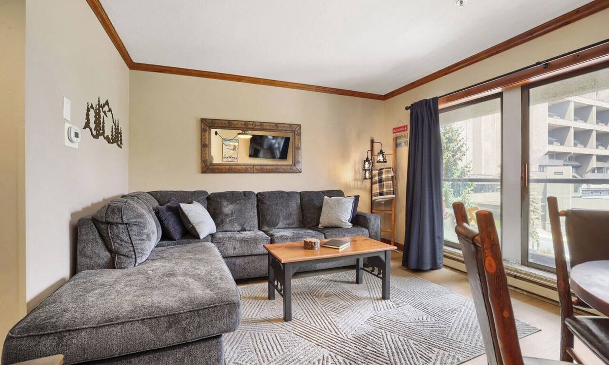 Peak 9 Apartment | Cozy Ski-In/Out Studio In Building 4 | Kitchen | Hot Tubs, Dog Friendly