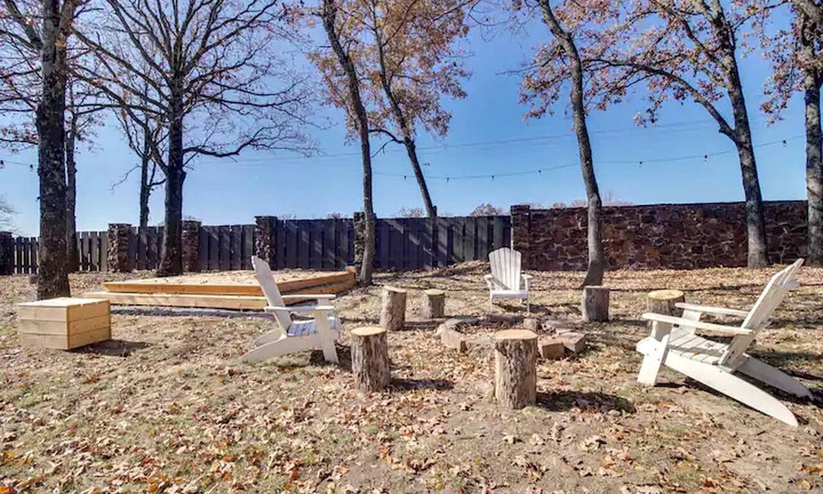 Gentry Cabin | Cozy Studio Retreat with Scenic 5-Acre Views, Near City Lake & Cherokee Casino in Gentry, Arkansas