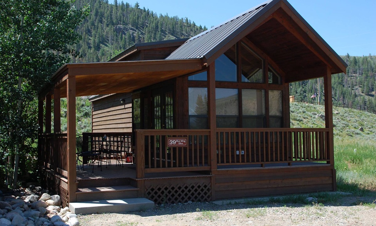 Almont Cabin | Cozy "Tiny Home" style Cabin Perfect for Couples and Families