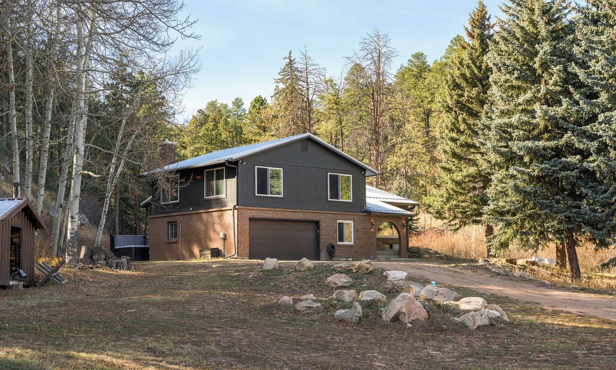 Pleasant Park Corridor House | Creekside - Cozy Retreat - Hot Tub - Outdoor Sauna