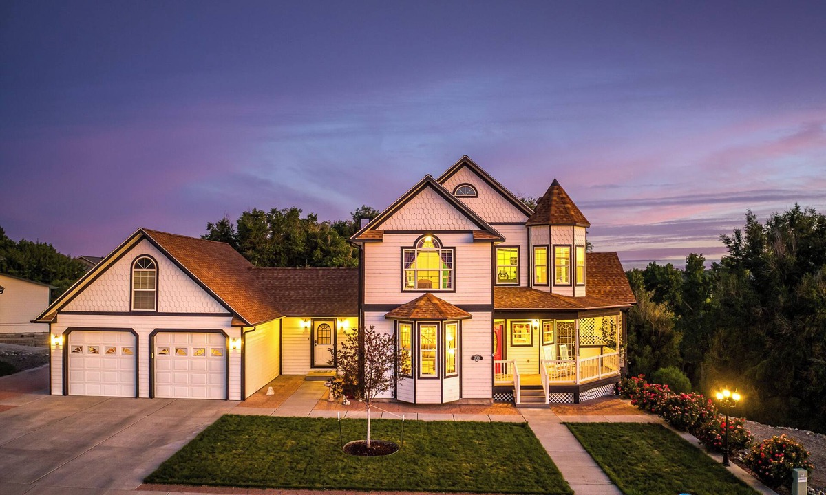Delta House | Delta Grande Victorian - Incredible Views - Sleeps 6 - Games and fun!