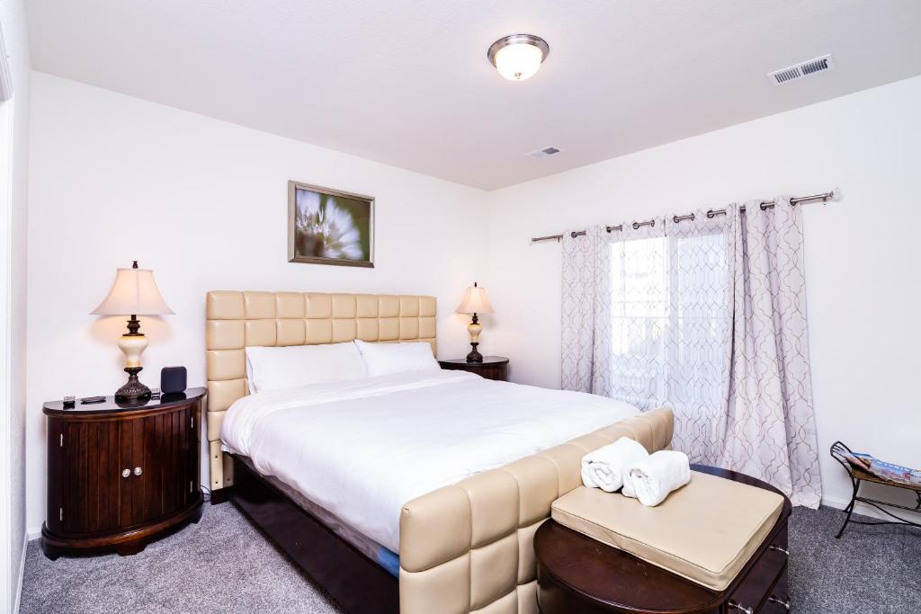 Gateway House | Den Haven Entire Home Near DIA With Three Bedrooms And Private En Suite Baths