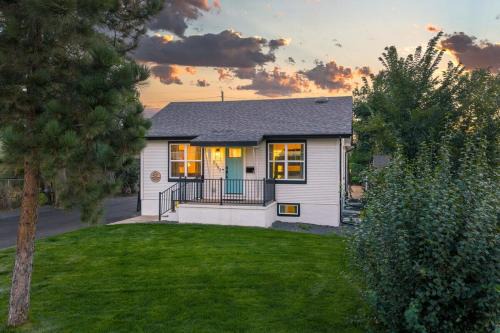 Berkley House | Denver 5BR Hot Tub, Pool Table, Ping Pong!