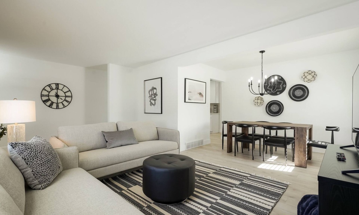 Allendale Area House | DenverStays: 5BR Stylish and Modern Home w/Garage, great for pets and families!