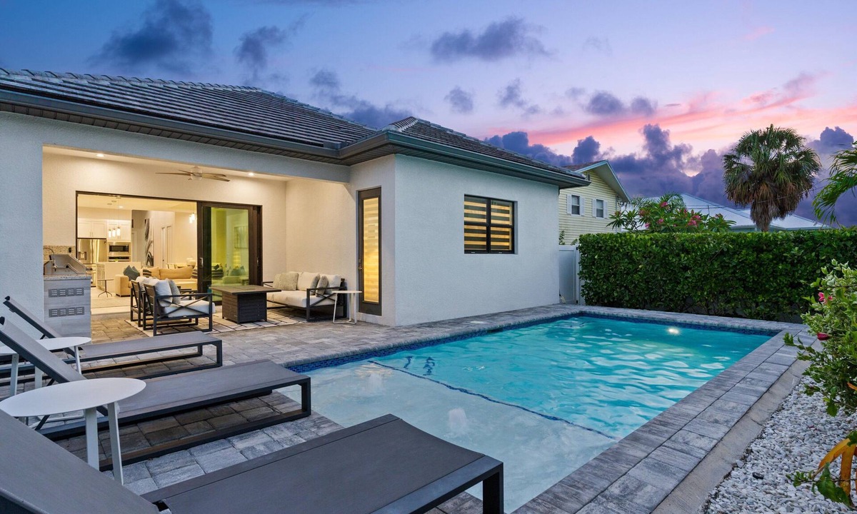 Naples Park House | Designer Home, Heated Pool, Close to Beaches ,Game Room with Pinball, FREE BIKES