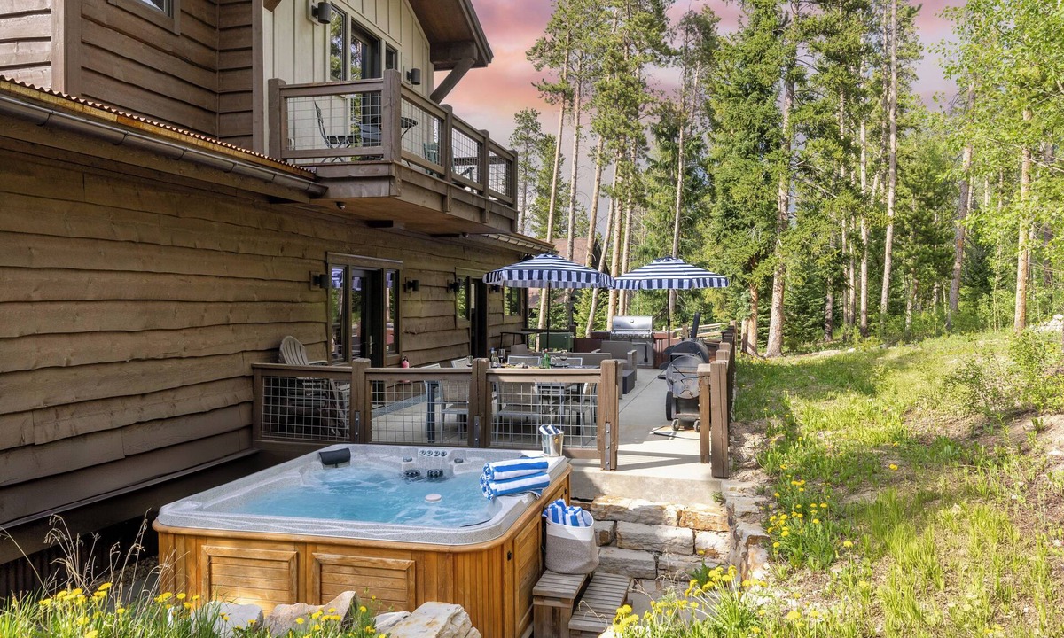 Breckenridge House | Dillon by AvantStay | Private Mountain Home w/Hot Tub w/Views & Shuffleboard!