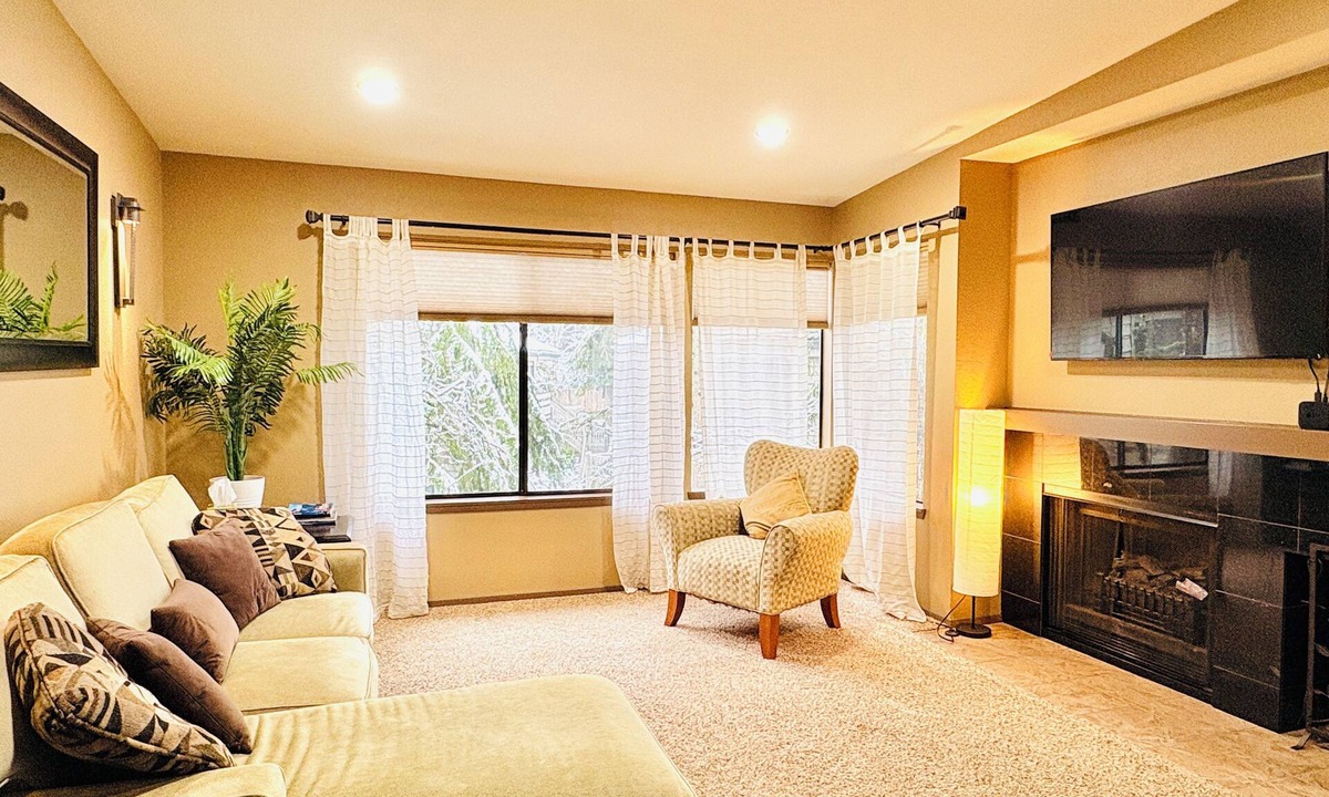 Northwest Bellevue Condo | Downtown Bellevue 2BR Condo Free Reserved Parking