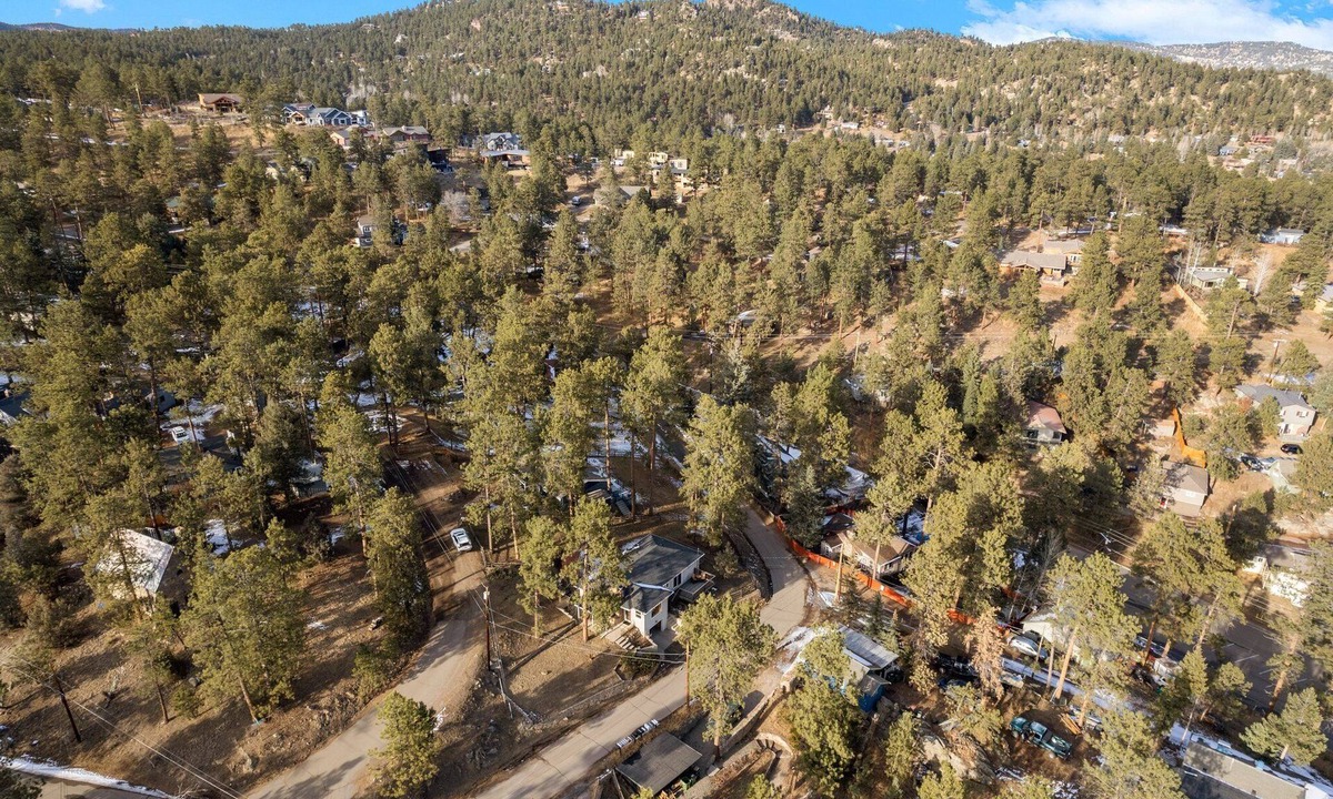 Kerr Gulch House | Downtown Evergreen & 10miles to Red Rocks Amphitheatre equipped for long stays