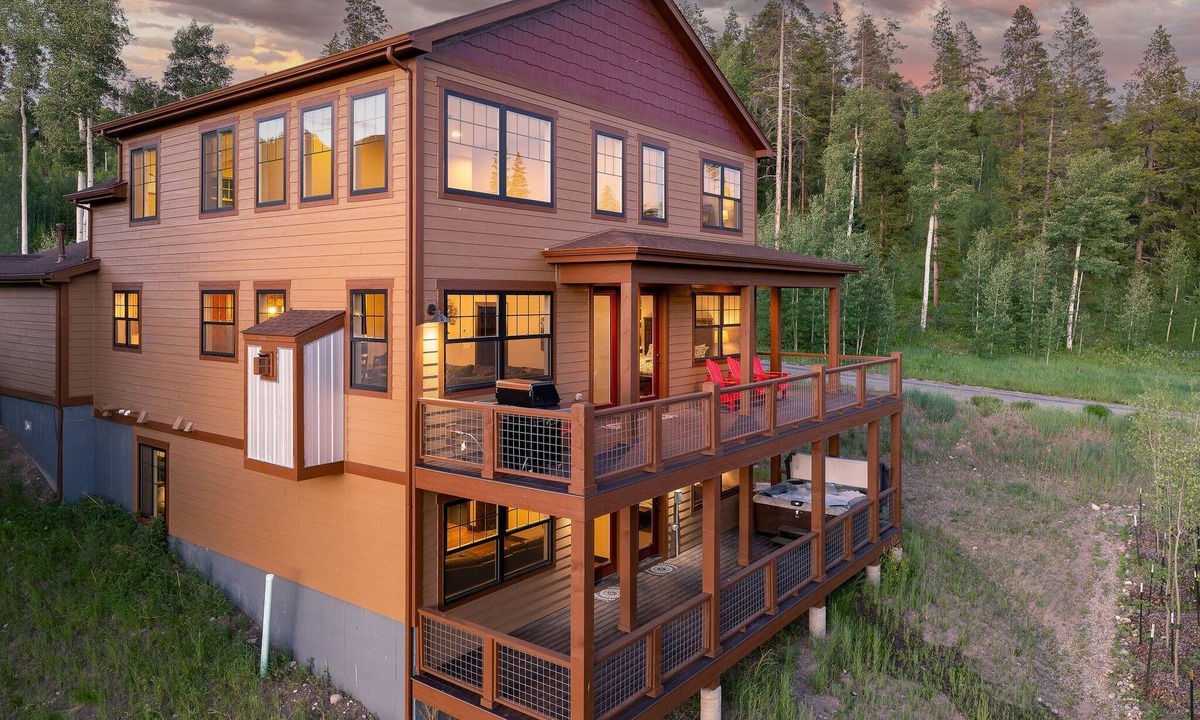 Rendezvous House | Downtown WP Chalet 7 I Private Hot Tub I Amazing Views I Bunk Room I Desk I Discounted Attractions