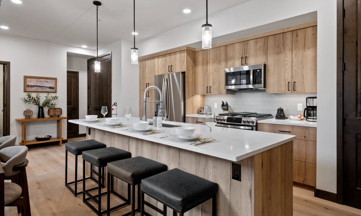 Old Town House | Downtown WP Penthouse 221 I Private Hot Tub I Great Views I Triple Bunk I Discounted Attractions