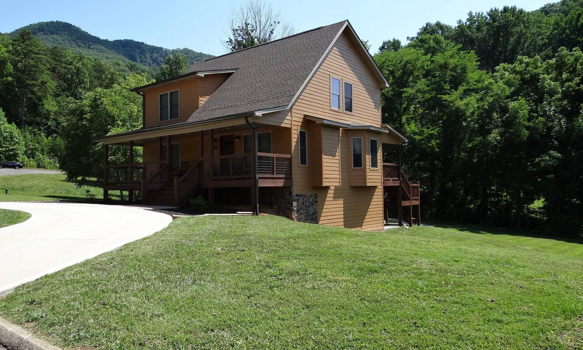 Wears Valley Cabin | Easy Access w/Theater-Game Rm, Fire Pit, HotTub, Large Yard & Pool Access