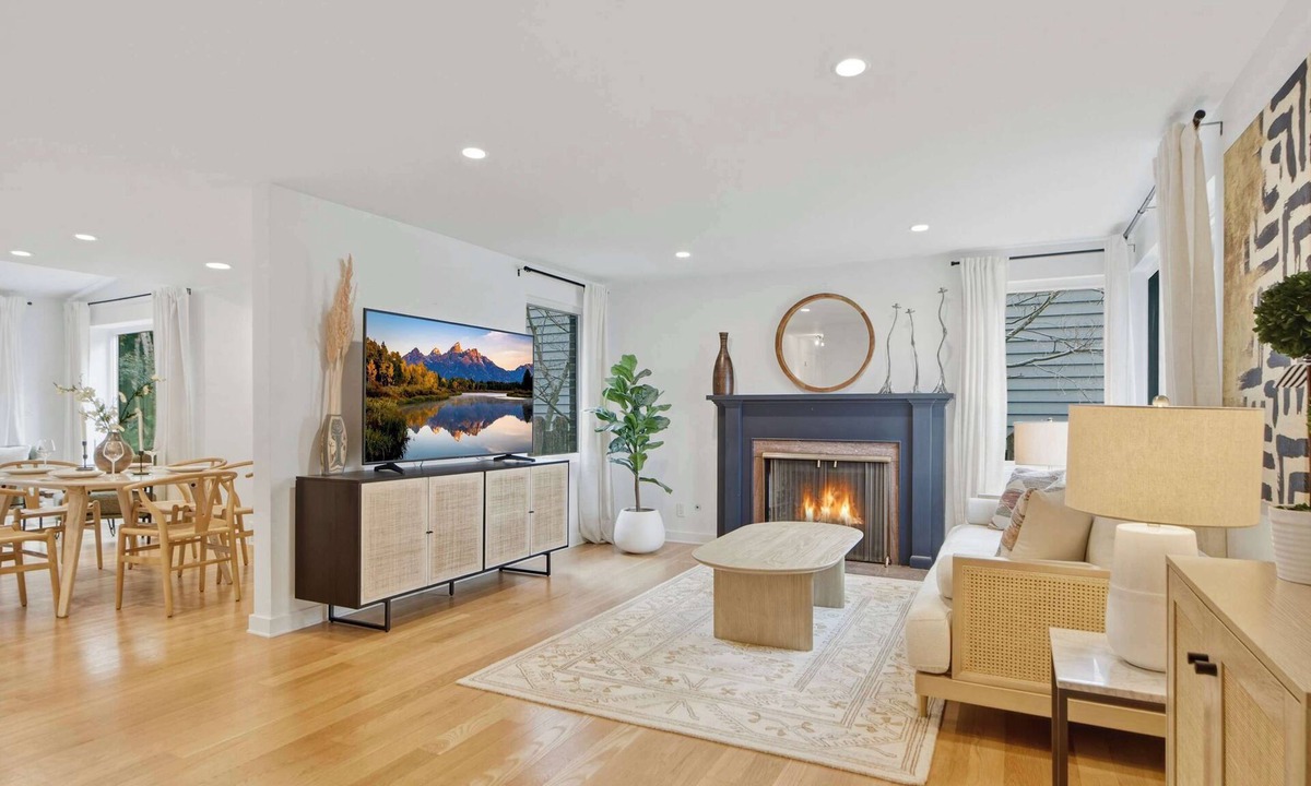 Windermere House | Elegant 3B House near UW, Remodeled & EV Parking