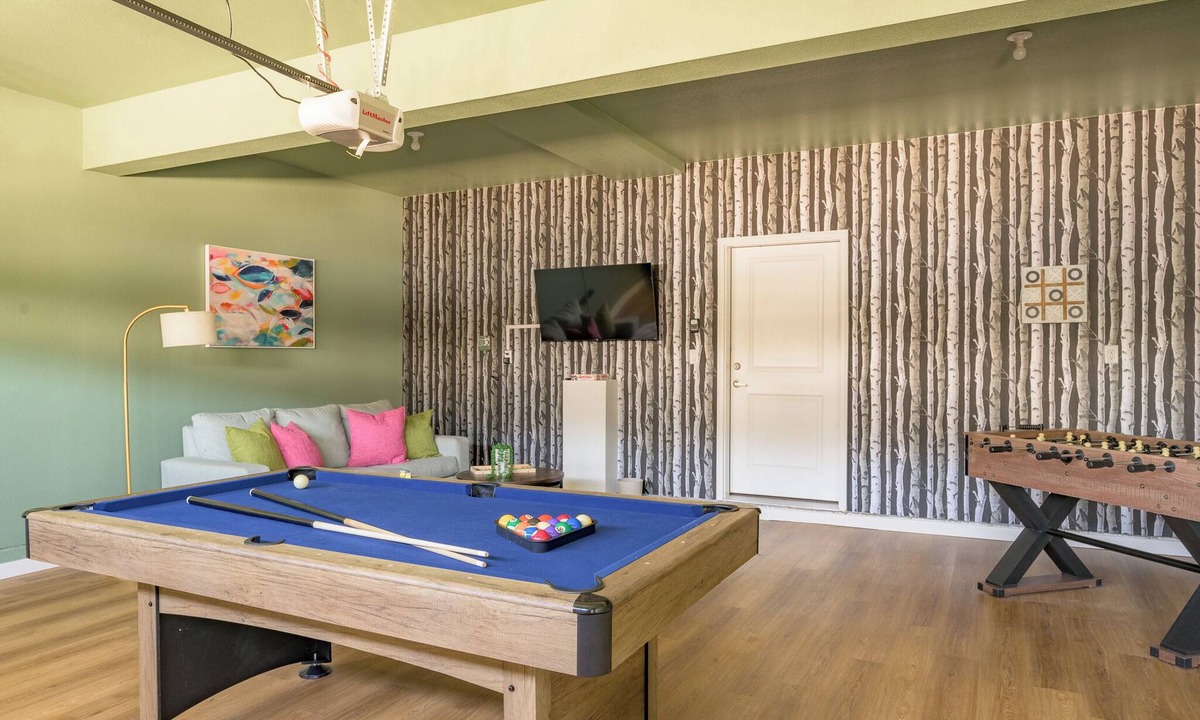 Dupont House | Entire Home - Sleeps 12, Pool Table & Foosball
