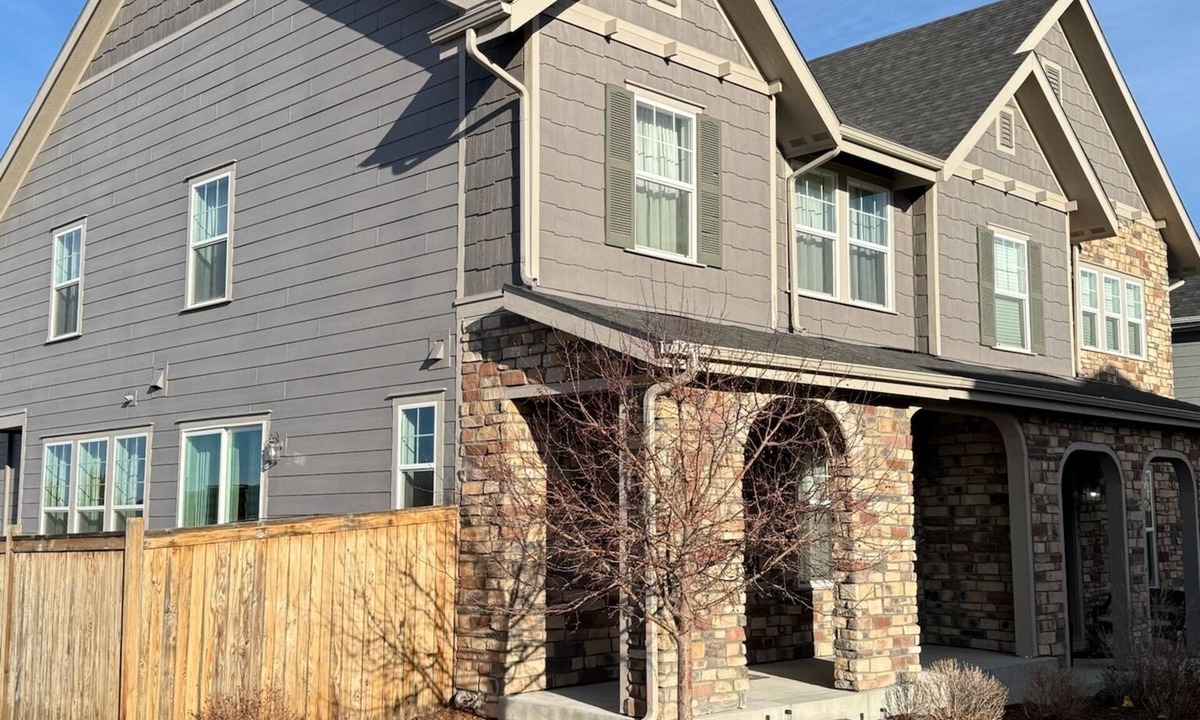 Aurora House | Executive furnished 4BR/4BA townhouse for 30+ day stays with 2-car garage