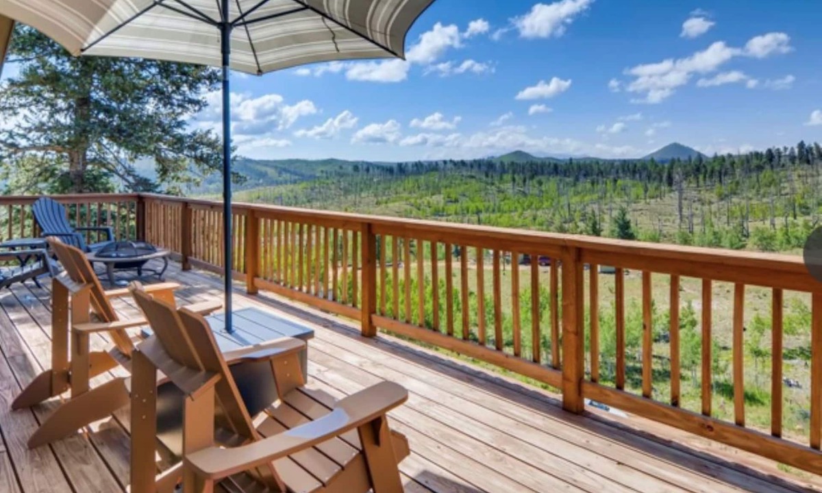 Teller County Cabin | Falcon Ridge Chalet-Woodland Park: WiFi & Views, Deck and Views of Pikes Peak