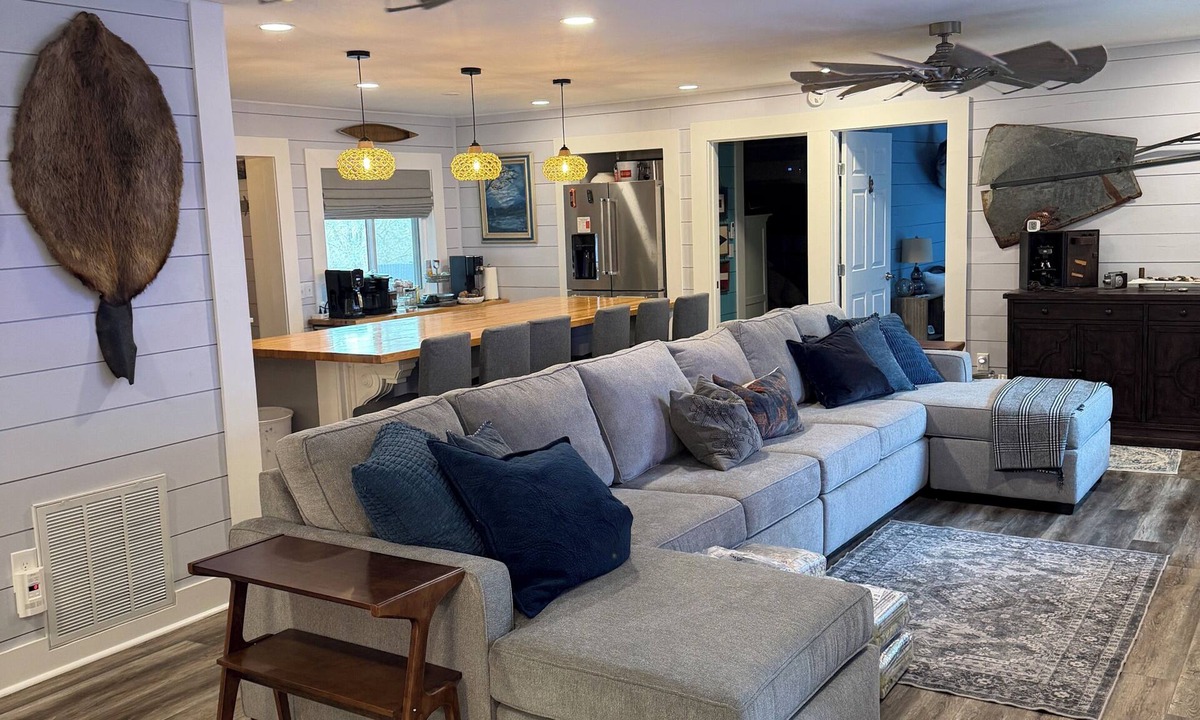 Springdale House | Family-Friendly 4 Bedroom home with Lake Access - w/Kayaks/SUP's/Water Mat