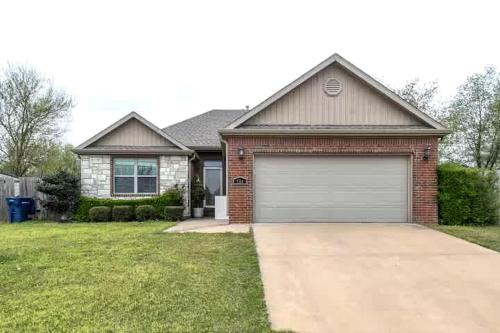 Siloam Springs House | Family-Friendly Getaway with Large Yard & Cozy Living Spaces in Siloam Springs, Arkansas