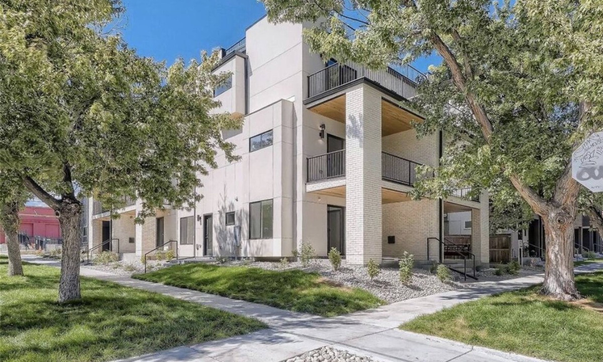 Jefferson Park House | Family-friendly Townhouse on Jefferson Park. 5-minute walk from Empower Field!