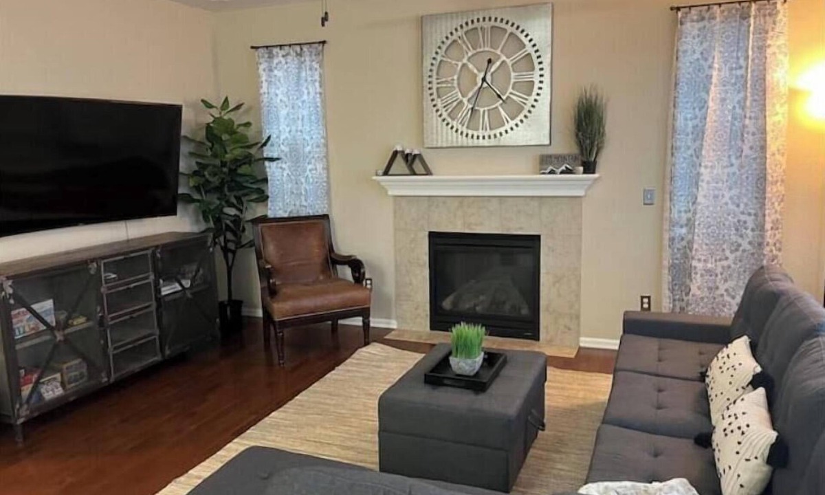 Castle Rock House | Family Retreat w/Large Yard/Fireplace/Gym between Castle Rock and Parker