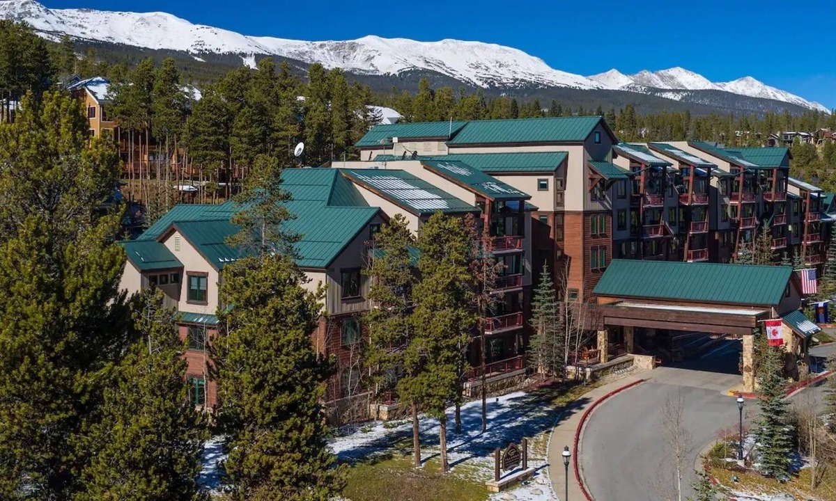 Peak 9 Cabin | Feb. 10-17 Best in Breck. Hilton Valdoro. 2 BR, 2 Bath. Pvt deck and hot tub