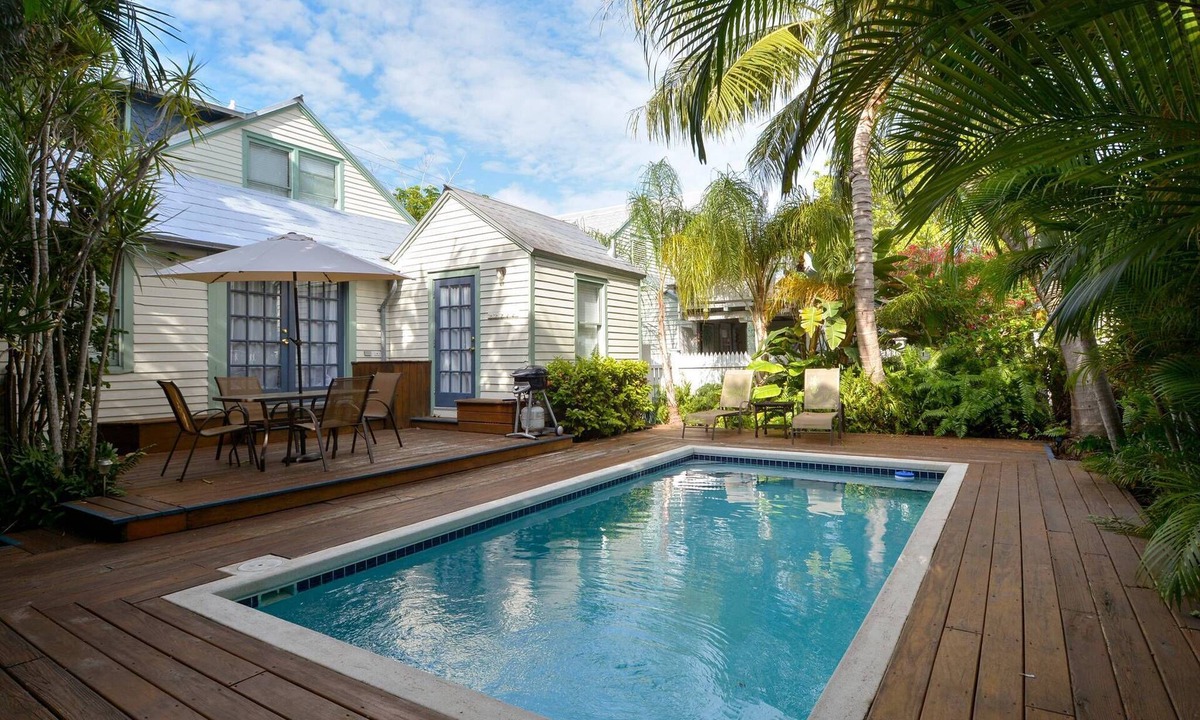 Historic Seaport House | First Breath by AvantStay | Close to Old Town w/Pool | Month Long Stays Only