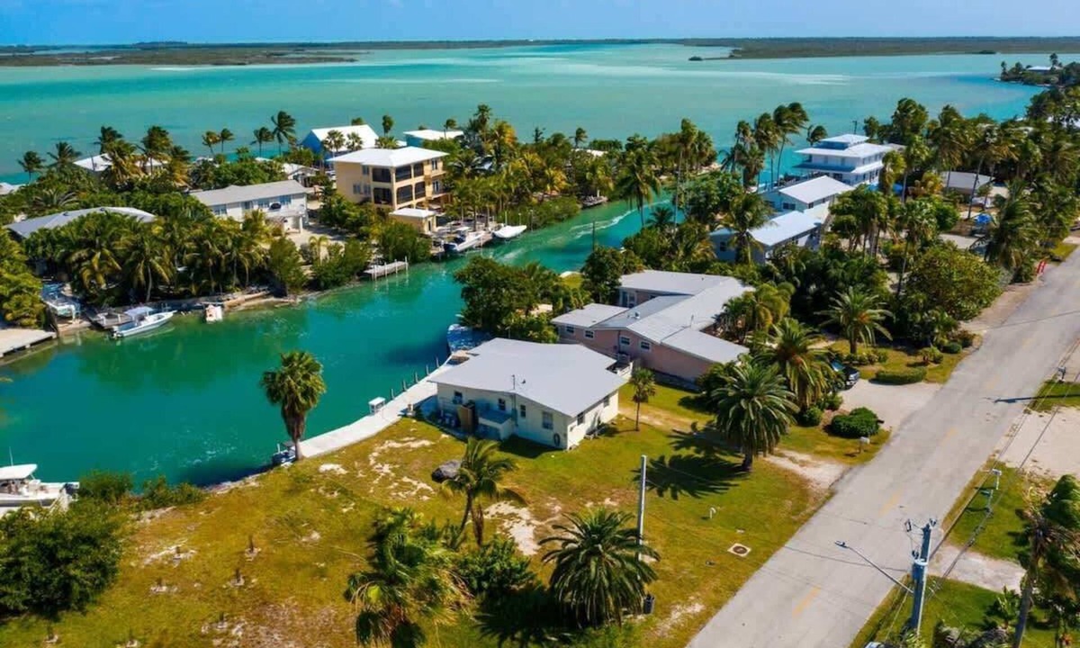 Bay Point House | Fish Camp | Old Florida canalfront getaway