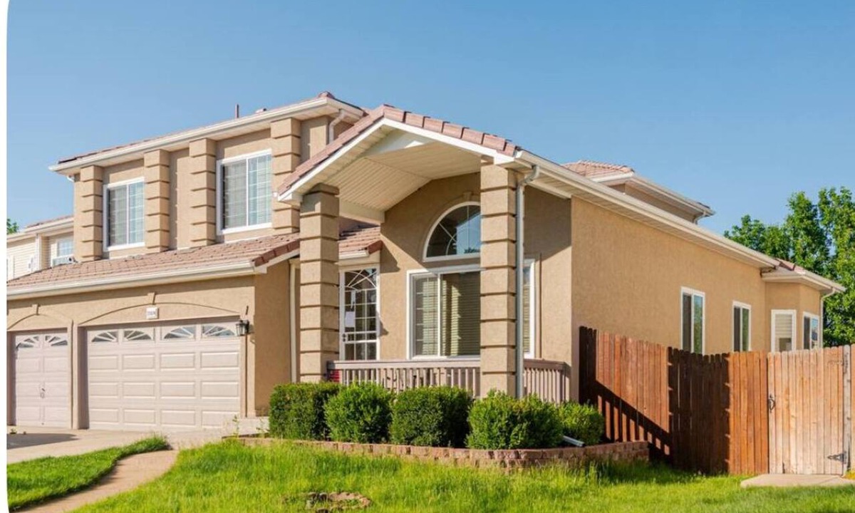 Green Valley Ranch House | For BIB family or group. 6Bedroom luxury house.HOT TUB furnished basement
