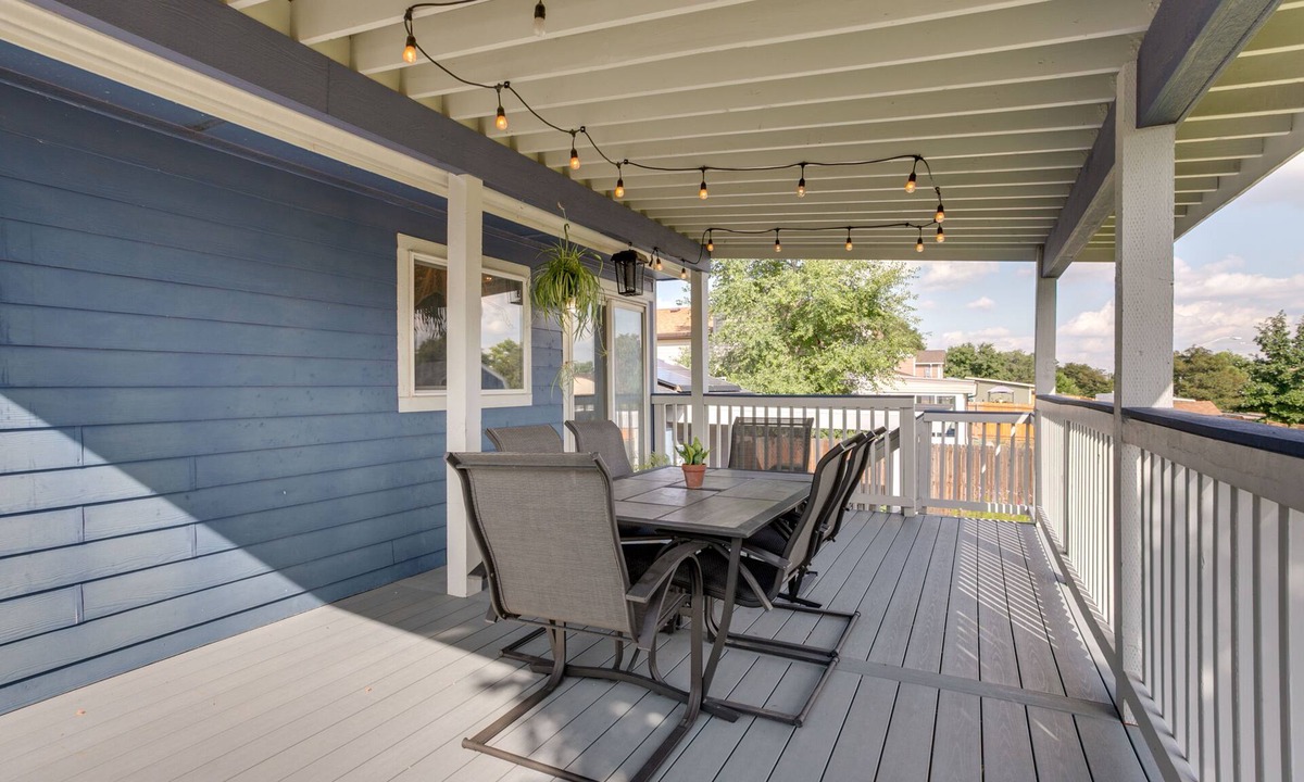 Thornton House | Furnished Deck + Fire Pit: Thornton Family Retreat