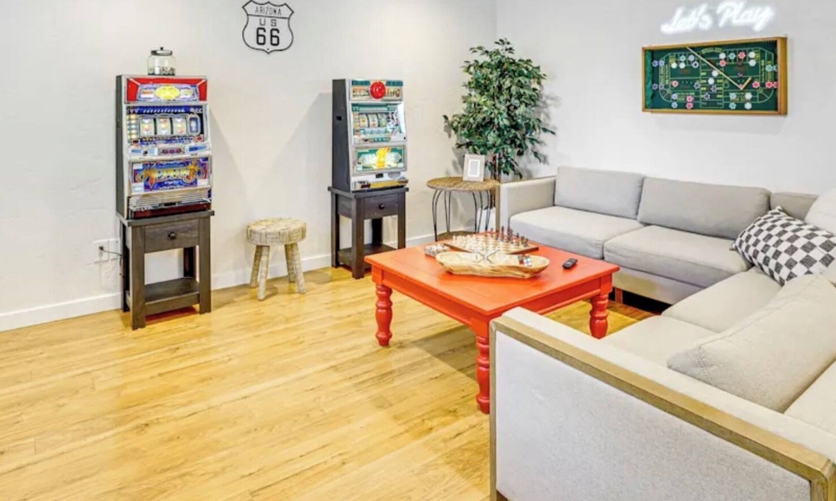 Southeast Boise House | Game Night Condo - Less than 2 min to BSU - Downtown - Seasonal Pool - Slots and Over 100 games.