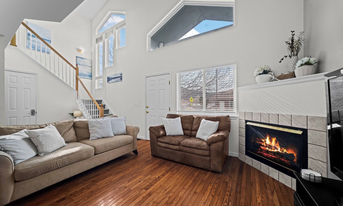Golden House | Golden View Townhouse - Walk to Downtown!