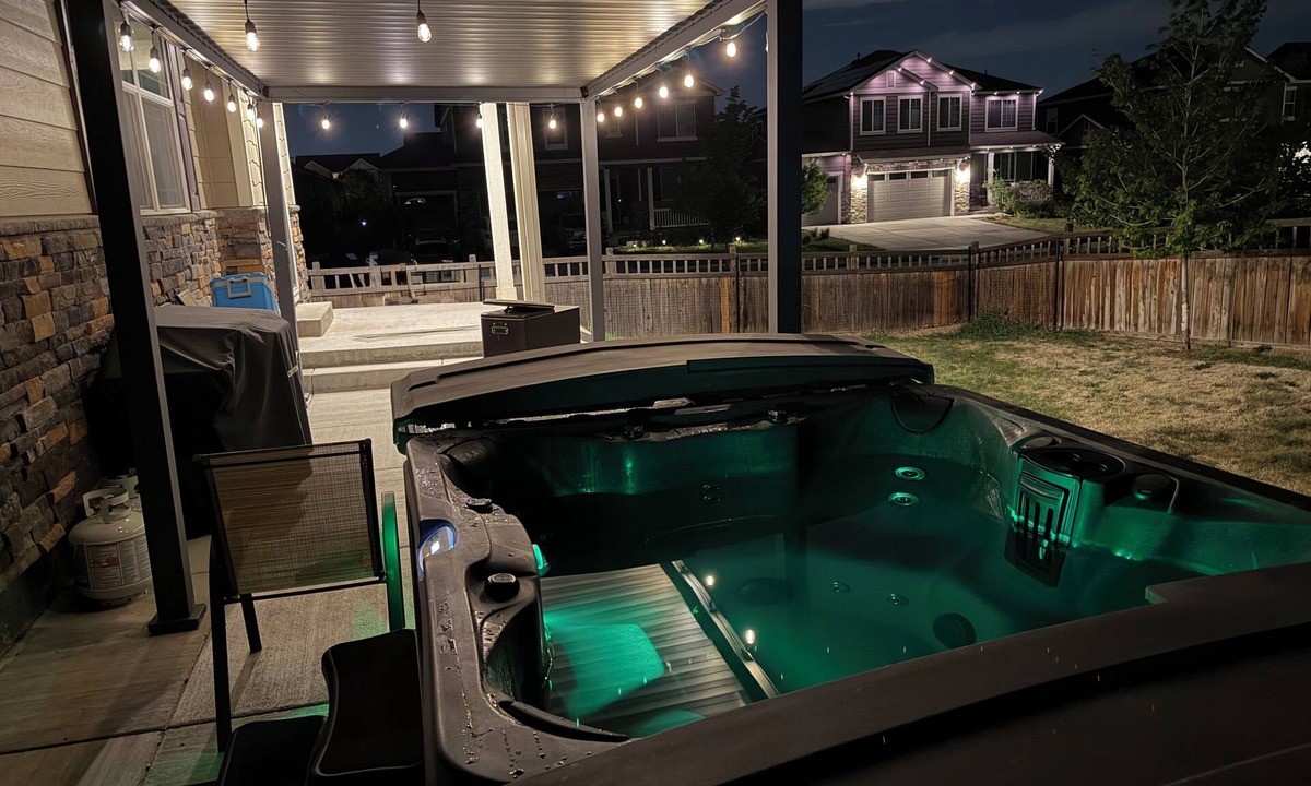 Aurora House | Gorgeous 5-bedroom house with AC and hot tub by Gaylord Resort and DIA