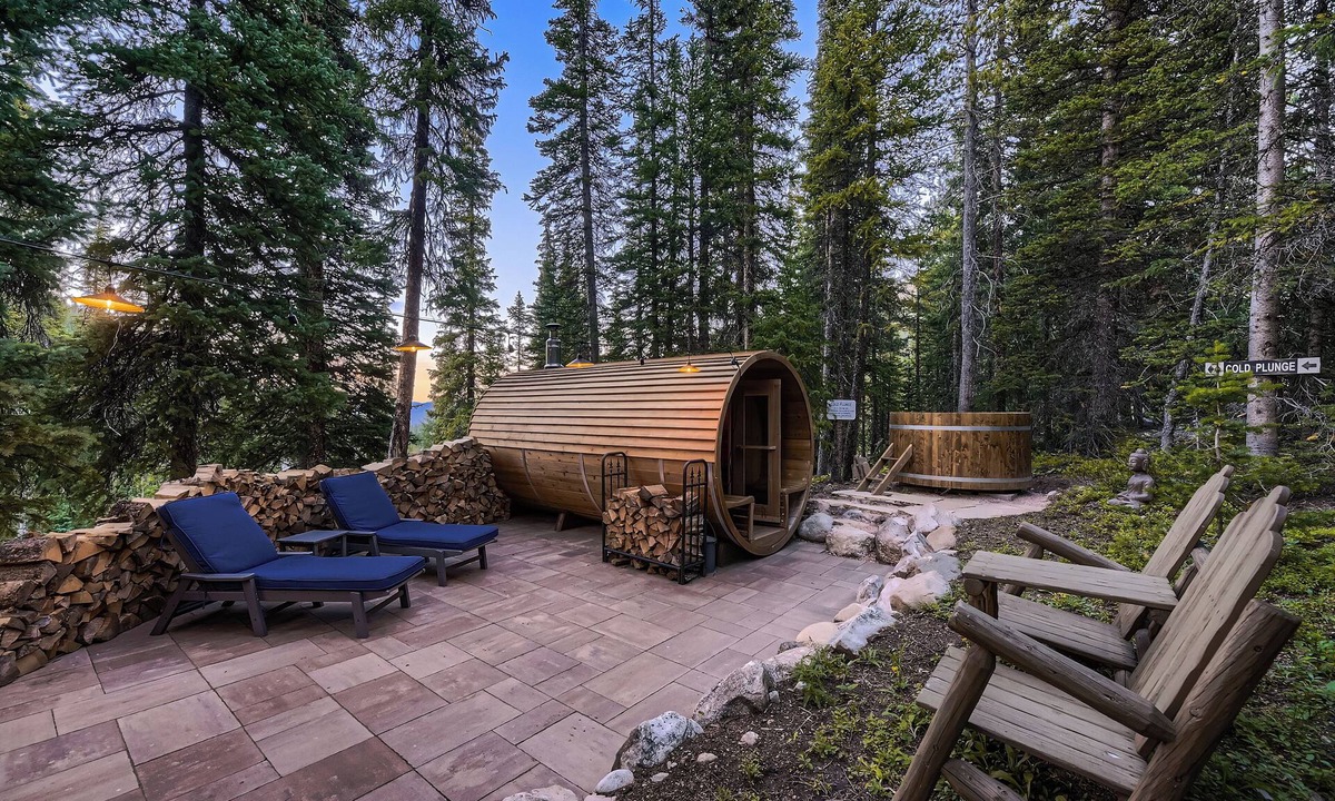 Breckenridge House | Gorgeous Custom Log Home w Amazing Views, Two Saunas, Hot Tub and Cold Plunge!