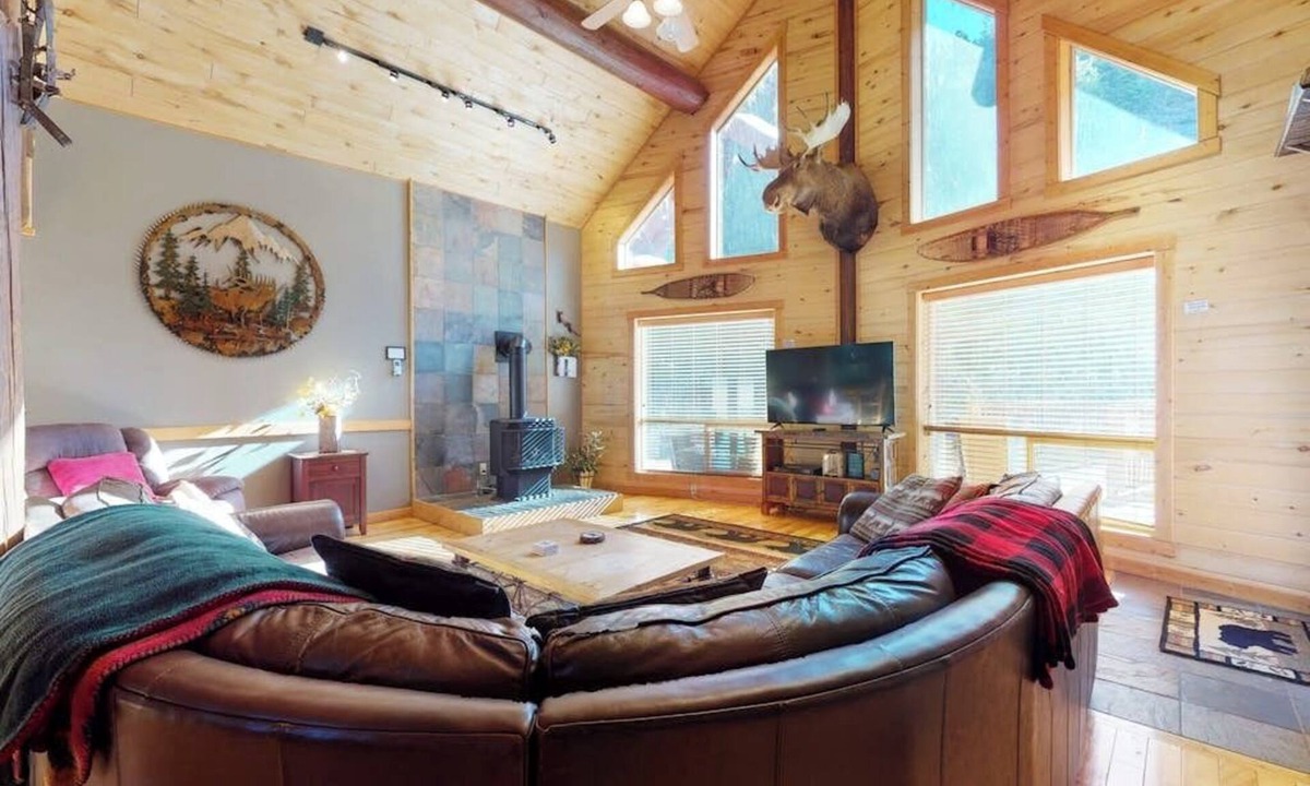 South Fork Cabin | Gorgeous riverfront home with private hot tub/deck/free WiFi/full kitchen