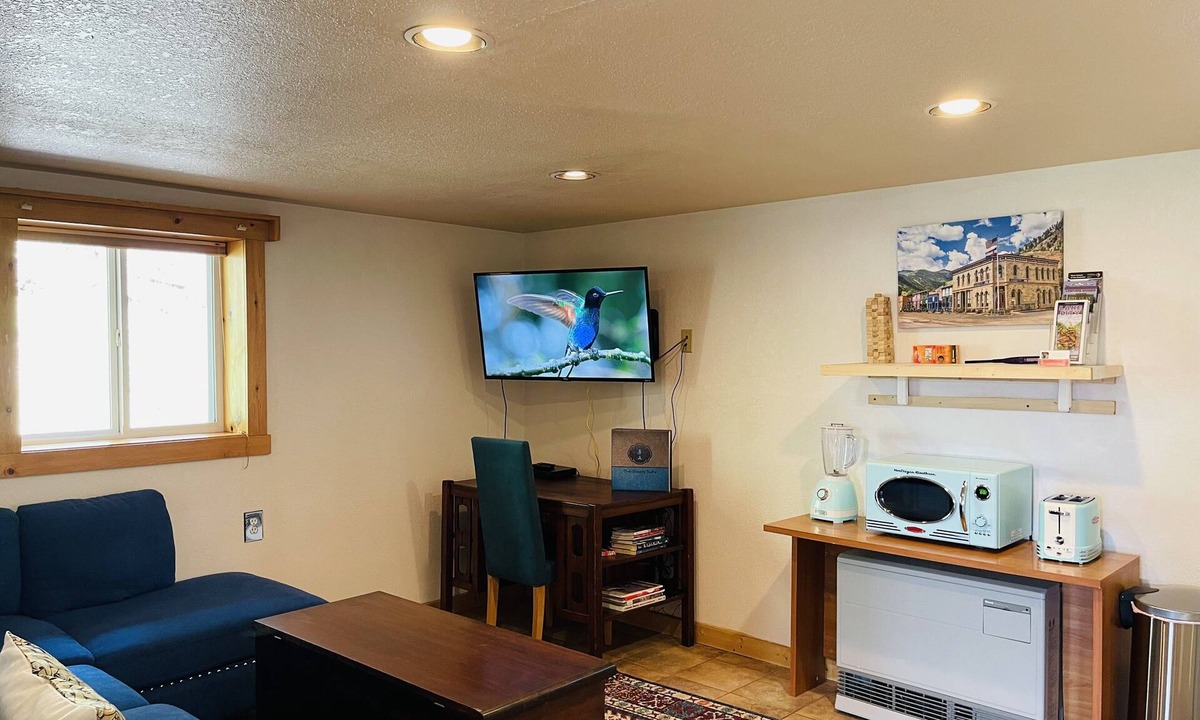 Lake City Apartment | Gowdy Suite 1, King Bed, Hot Tub, Screened Porch, Free wifi.