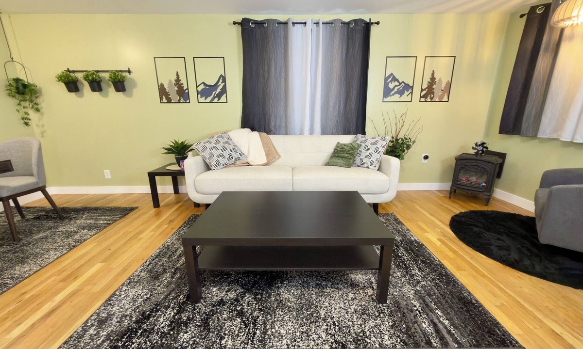 Central Colorado Springs Apartment | Great location for traveling professionals, fully furnished!